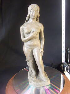 ブロンズ「乳に手をあてる若い女」裸婦彫刻像／作者、材質不明／高３９㎝ ・重２．５kg★３少女銅像フィギュア・ＳＥＸＹドール人形