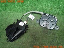 3UPJ=91620566]BMW 218d アクティブツアラー(2C20 F45)純正 テールゲートオープナー トランクロック 中古_画像2