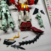 n-982◆ ガンダム プラモデル バンダイ 完成品 機動戦士ガンダム パーツ ガンプラ ジャンク品◆状態は画像で確認してください_画像9