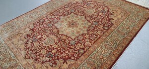 ヘルケ本物絨毯100% 手織りシルク 綺麗な色、高級な絨毯、未使用品 綺麗な状態 サイズ:147cm×103cm サイン有り かなり細かく作ってる絨毯