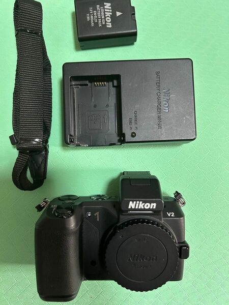 Nikon1V2 ボディ　チャージャー、バッテリー、ストラップ　美品