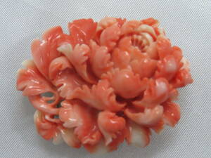 【珊瑚】本珊瑚　帯留/ブローチ　牡丹　彫刻品　サンゴ　洋銀刻印　27.9g　美品