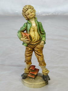 【インテリア】　ITALY イタリア製　本を持つ 少年　男の子　人形　樹脂？　洋風　オブジェ　置物　装飾品　アンティーク　現状品　