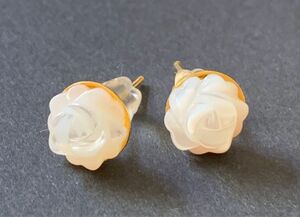 2way!マザーオブパール薔薇スタッドとアクセントピアスキャッチ付き　ハンドメイド　値下げしました1650→