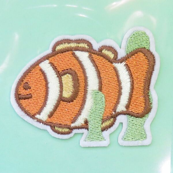 カクレクマノミ 刺繍 アイロン ワッペン アップリケ 海の生き物 水族館 2430 手芸用品 アレンジ パッチ patch 