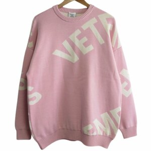 美品 クリーニング済 22AW VETEMENTS ヴェトモン UNISEX ジャイアントロゴ クルーネック ニット セーター オーバーサイズ XS ピンク ◆