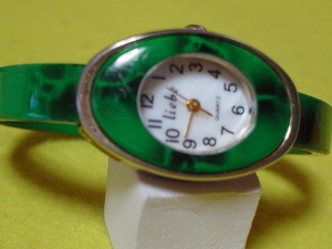 珍品　デザイン　LIEBE　女性用腕時計　楕円型　ブレスレットタイプ　グリーン　JAPAN　MOVT