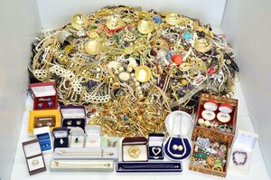 約60kg 超大量 ジャンク アクセサリー ネックレス 指輪 イヤリング ブローチ 金杯 イミテーションパール他 ジュエリーケース付 まとめ