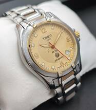 #4950　【1円スタート】TISSOT ティソ PR100 P680/780 オートクオーツ 裏スケ デイト メンズ 腕時計 SS ゴールド文字盤 17石 不動品　_画像1