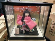 02-16-750♪G【引取or着払い】日本人形 ガラスケース みやび 盛光作 インテリア 置物　未使用品_画像1