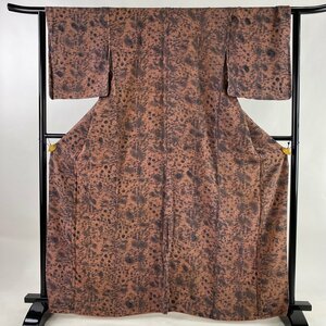 小紋 身丈165.5cm 裄丈63cm S 袷 落款 草花 流水 ちりめん 茶色 正絹 秀品 【中古】