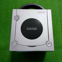 GAMECUBE ゲームキューブ シルバー 本体 通電確認済み コントローラー 電源アダプター AVケーブル 箱説 DOL-101 ゲーム機器 箱 説明書_画像2