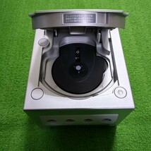 GAMECUBE ゲームキューブ シルバー 本体 通電確認済み コントローラー 電源アダプター AVケーブル 箱説 DOL-101 ゲーム機器 箱 説明書_画像3