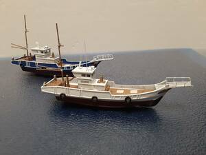 1/150 グリーンマックス　漁船２隻　組み立塗装完成品（手摺など瀬渡し船仕様）N0.2　小物付き