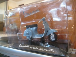 即決可★海外販売イタリアエデイコラ1/18ベスパ Vespa90 Sella Lunga(1963)水色☆彡製造時の個体差あり お安く