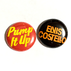 25mm 缶バッジ ELVIS COSTELLO PUMP IT UP エルビスコステロ PUB ROCK パブロック PUNK パンク Power Pop パワーポップ