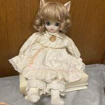 レア 可愛い 初代 チビ猫ビスクドール ファンクラブバッジ付き 人形昭和レトロ 当時物_画像1