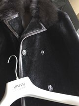 即決　極美品　定価40万円以上　ARMANI COLLEZIONI アルマーニ　最高峰　ムートンファー毛皮ロングコート☆50サイズ　ブラック_画像3