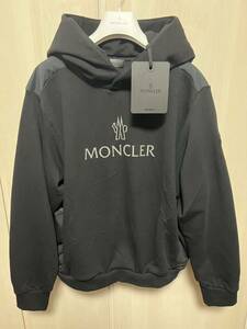 Mサイズ【未使用】MONCLER Same But Hoodie ロゴ パネル パーカー　ブラック　黒色　正規品 ◆定価8.5万円◆　人気男女兼用モデル