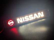国内発送NISSAN 光る LED フロント グリル エンブレム 日産 ノート エクストレイル セレナフェアレディZ GT-R スカイラインリーフ キックス_画像1