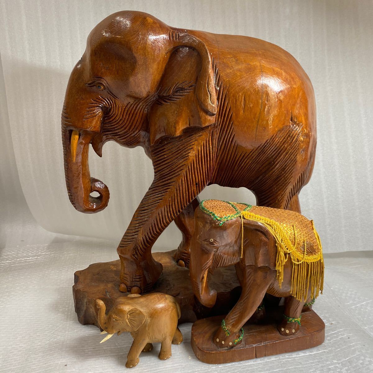 À partir de 1 yen Sculptures sur bois Éléphants Ornements Intérieur Objets porte-bonheur Artisanat Produits divers, œuvres faites à la main, intérieur, marchandises diverses, ornement, objet