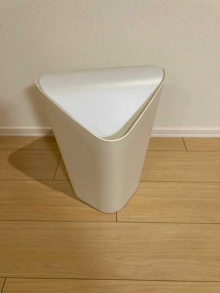 Umbra アンブラ コーナーカン　ホワイト ゴミ箱 10L