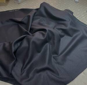 ライセンス紳士服地　ランバン　黒に近いグレーのシルク６０％の平織　２.０ｍ　生地幅152cm　目付300g/m　高級感のあるシルクの輝き