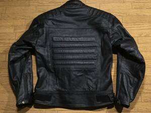 展示品 牛革/牛革パンチングレザーライディングJKT ブラック色 肩/肘/背パッド付 Mサイズ 身長165-170cm