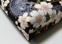 ヘラブナ万力入れ 巾着袋 小物入れ ハンドメイド 釣りリールケース リールカバー 御朱印帳袋 龍と桜 黒〜_画像3