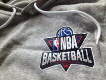 【既決USA】NBA BASKETBALL ★ バスケットボール@完売胸元&背中【NBA】ロゴ入パーカー【NBA Men's Logo Graphic Fleece Hoodie】 Grey @2XL_画像5