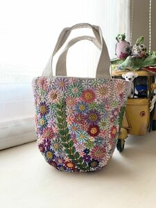 お花の手刺繍 バッグ　お散歩バック　ハンドメイド リネン生地