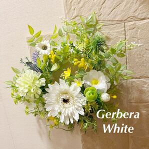 特価1,500円〜白ガーベラ横38センチ 白いリースにアレンジ♪色んなグリーンを入れました。ミモザ、ガーベラ、デイジー 春collectionの画像5