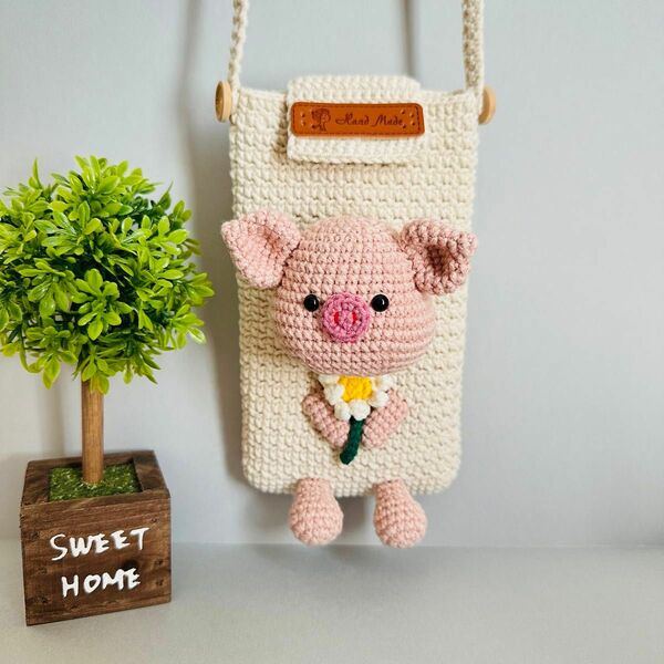 豚さんのスマホポーチ　編みぐるみ　ショルダーバッグ　ハンドメイド