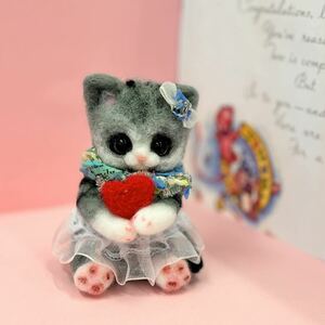 Art hand Auction Figura de gato de fieltro de lana hecha a mano, juguete de peluche, gatito, corazón, gato, policía [envío gratuito para artículos de tamaño no estándar], juguete, juego, peluche, Textura de lana