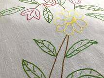 フランス蚤の市　アンティーク　手刺繍　手縫い　ヴィンテージ　ハンドメイド　手仕事　スクエアドイリー　色鮮やかなお花の刺繍_画像8