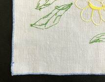 フランス蚤の市　アンティーク　手刺繍　手縫い　ヴィンテージ　ハンドメイド　手仕事　スクエアドイリー　色鮮やかなお花の刺繍_画像4