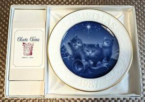 tam_003 希少！ 限定品 大倉陶園 クリスマスプレート 白磁 OKURA CHINA CHRISTMAS PLATE お箱・皿立 20cm 家族 FAMILY ★ 1987年 ネコ 猫