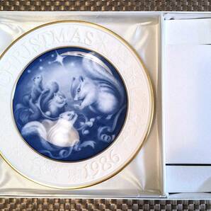 tam_002 希少！ 限定品 大倉陶園 クリスマスプレート 白磁 OKURA CHINA CHRISTMAS PLATE お箱・皿立付 20cm 家族 FAMILY ★ 1986年 リスの画像2