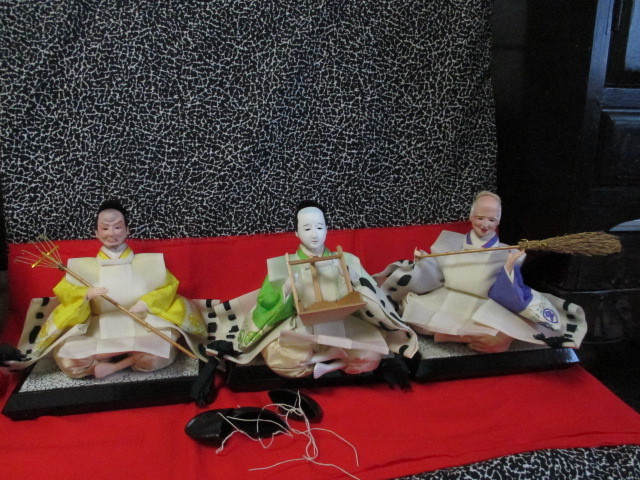 ★Hidetsuki Hina Puppen, 7-stufiges Display, Hinamatsuri, 3 Diener, weiße Mäntel, Jahrgang, gute Qualität, Seide, mit Holzständer für eine Person, Jahreszeit, Jährliche Veranstaltungen, Puppenfest, Hina-Puppen
