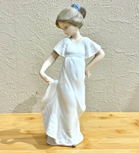 【人形】NAO ナオ 「すてきでしょ」1110 少女 陶器 インテリア 置物 陶器人形 中古品