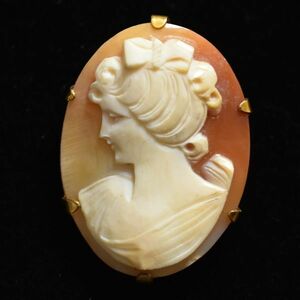 ヴィンテージ 手彫り 本物のシェルカメオブローチ/チャーム/ペンダントトップ リボンを付けた可愛らしい女性 ロールゴールド 本物保証