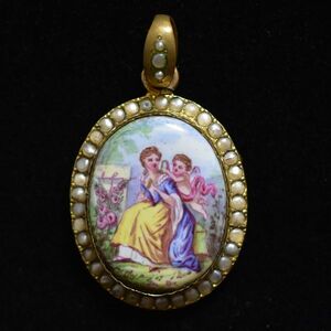 Art hand Auction Antique Français pendentif/charme miniature en émail peint à la main et médaillon de perles. Compatible avec les médaillons. Garanti authentique., Accessoires pour femmes, Haut suspendu, charme, autres