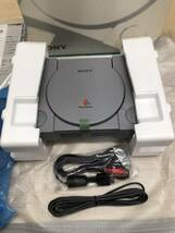 激レア品！ 未使用！ プレイステーション 型式SCPH-5500 Play Station 未使用品! 箱付き 取扱説明書未開封　レトロ ゲーム機　PS1_画像2