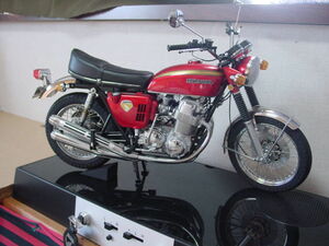 デアゴスティーニ　ホンダＣＢ7501/4スケール台座付き完成品　難あり