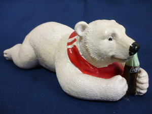 コカ・コーラ 瓶をかかえて横たわる白熊 置物 中古 フィギュア 赤いマフラーをしたシロクマ フロントの北欧 ポーラーベアー Coca-Cola