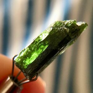 高品質 クロム ダイオプサイト 7.95ct 原石 蛍光 虹 鉱物 天然石 パワーストーン キラキラ 緑 クロムダイオプサイト