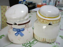 シュガーポットセット　おじいちゃん　おばあちゃんが　可愛い　陶器　食器　砂糖入れ　コーヒーミルク入　背中にスプーン　調味料入れにも_画像2
