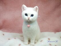 *Roco∞R*羊毛フェルト★白猫の子猫★バレンタイン 猫 ネコ ハンドメイド ぬいぐるみ 置物 ハート チャーム インテリア_画像3