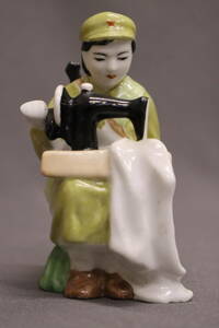 ◆希少 入手困難品 銃を担いでミシン掛けをする 北朝鮮製 磁器人形 置物 陶器 焼き物 骨董 アンティーク 雑貨 昭和レトロ