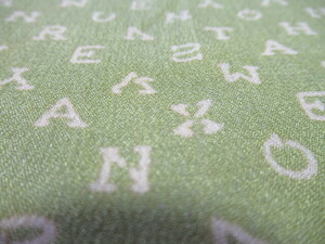 古布、正絹、江戸縮緬、はぎれ、緑地に英文字、６８センチ。